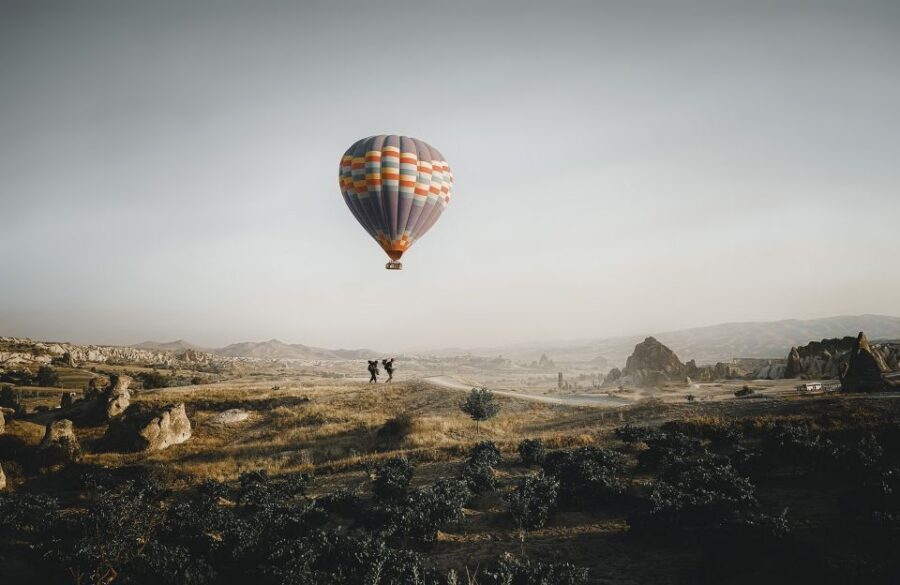 Hot air balloons in Goreme red valley - What happens during the ride (and how to be ready)